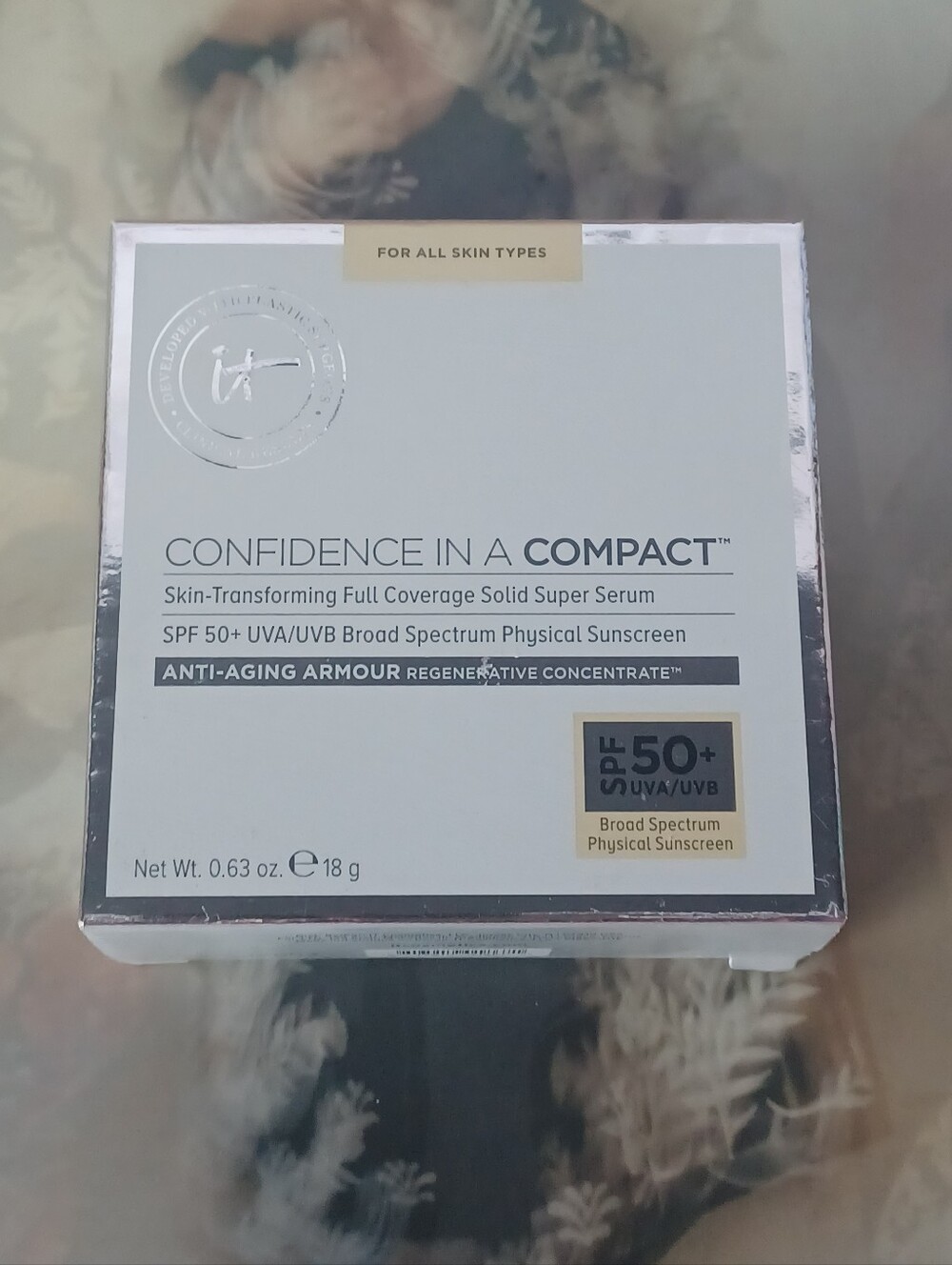 RARE DISCONTINUED IT Cosmetics Confidence in a Compact SPF 50+ Medium NIB
